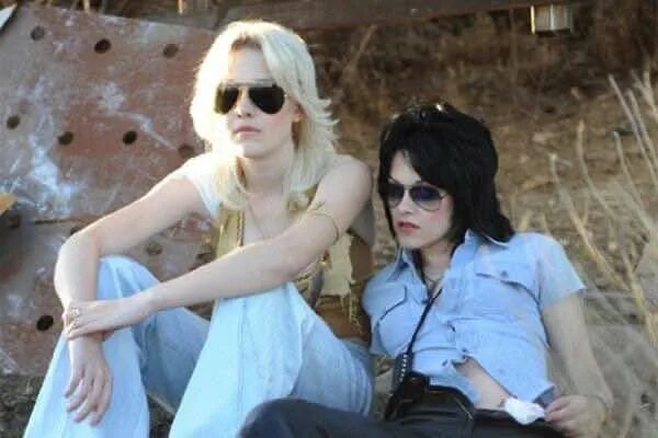 Дакота Фаннинг Позирует Перед Фотографом – Ранэвэйс (2010)