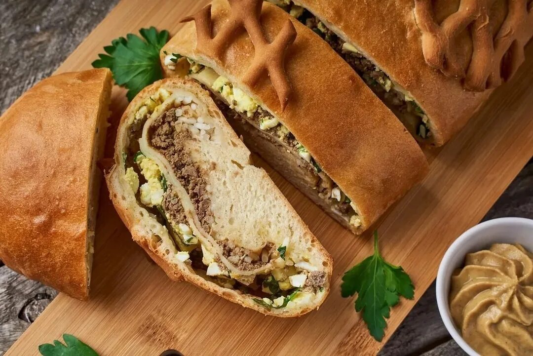 Кулебяка с капустой слоеное тесто. Кулебяка с мойвой. Кулебяка с капустой. Кулебяка благовещенская. Двенадцатислойная кулебяка.