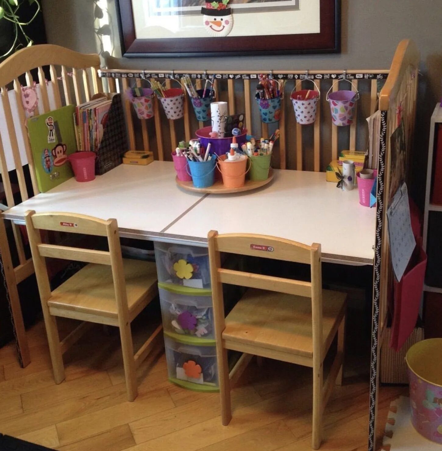 Скамья из детской кроватки. Диванчики из детских кроваток. Что можно сделать старых детских. Стол из детской кроватки. Идеи из детской кроватки.