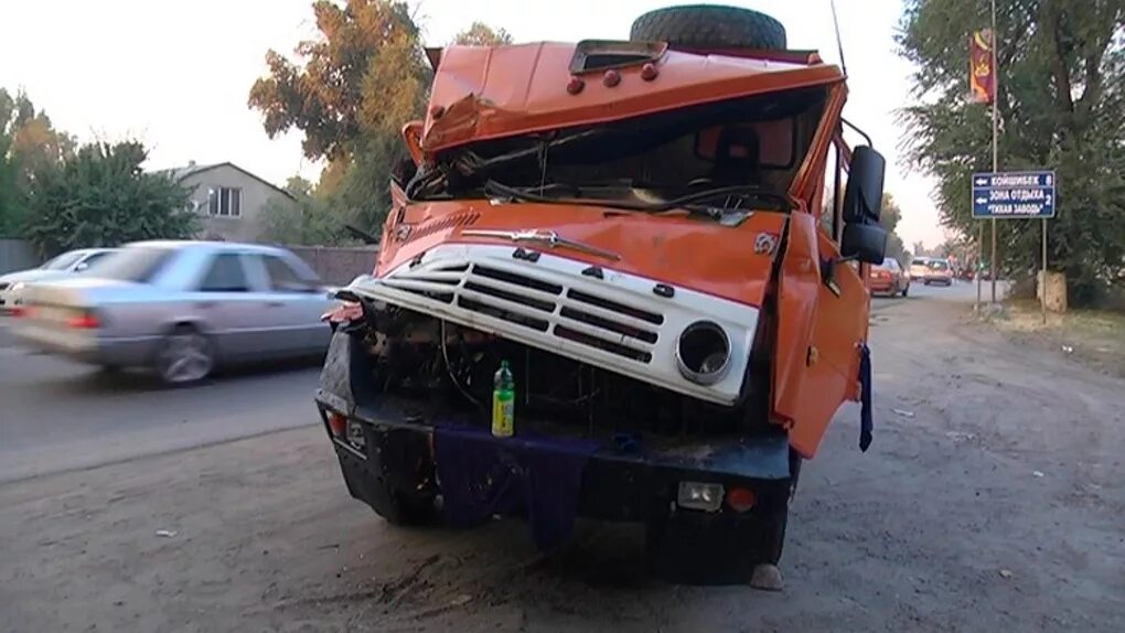 Камаз 4308 мусоровоз. Камаз 55111 сломанный. Камаз 4308 разбитый. Камаз 5511 авария. Камаз 6520 авария.