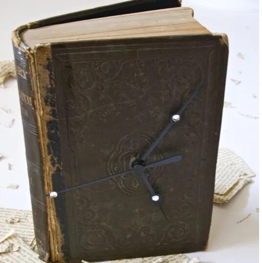 Часы из книг. Часы из старой книги. Часы с вариантами книга. Старинные часы и книги.