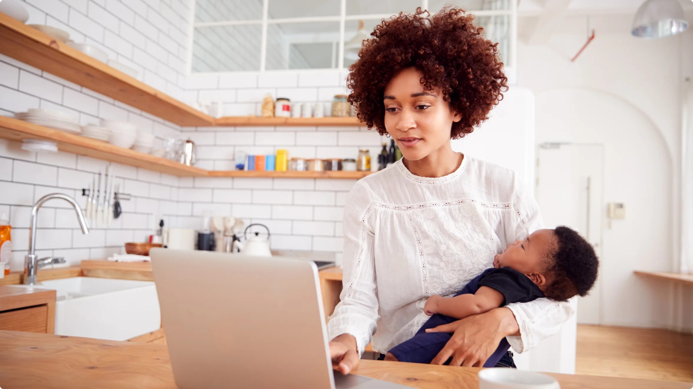 Homework mammy. Ai moms. Женщина готовка. Успешная мама с ребенком. Эгоистичная мать.