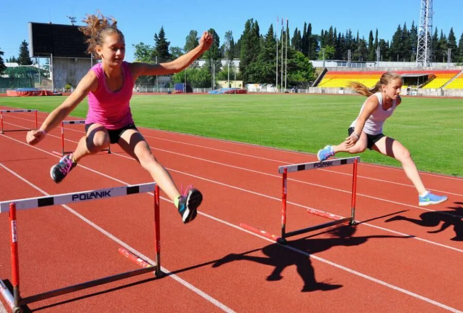 Обучение барьерному бегу. Барьерный бег в легкой атлетике. Легкая атлетика дети. Легкое атлетика для детей. Бег с препятствиями дети.