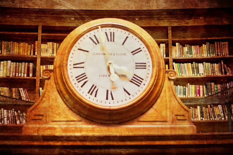 Часы в библиотеке. Инсталляция библиотечные часы. Старинная библиотека с часами. Библиотечный час.