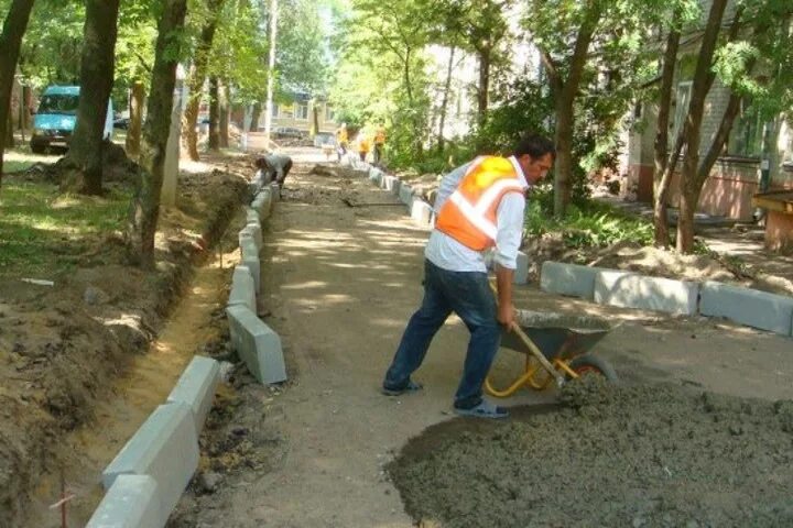 Выполнение работ благоустройству дворовой территории. Начались работы по благоустройству объявления. просим приостановить работы по благоустройству двора. контакт на выполнение работа по благоустройству двора. показать фото текущих работ по благоустройству проспекта в г.кола.