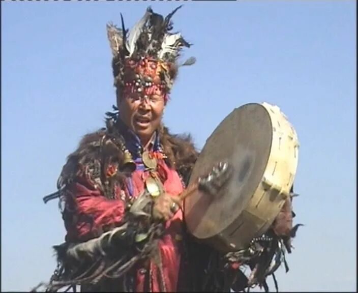 Буряты шаманы. Shaman (певец). Шаман тыва. Шаман с бубном камлание. Шаман бьет в бубен.