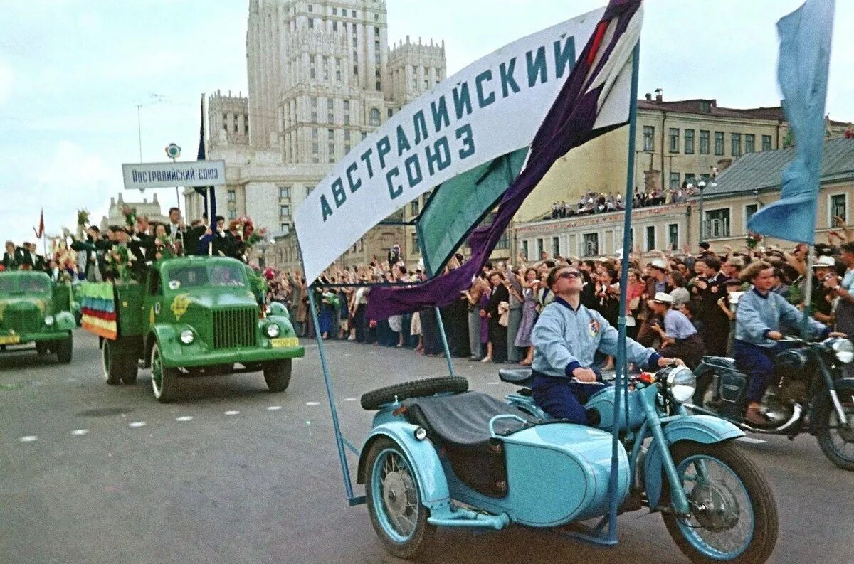 Молодежный фестиваль в москве 1957. Фестиваль молодёжи в москве 1957. vi фестиваль, москва 1957. 1957 год фестиваль молодежи и студентов в москве. vi всемирный фестиваль молодёжи и студентов 1957.
