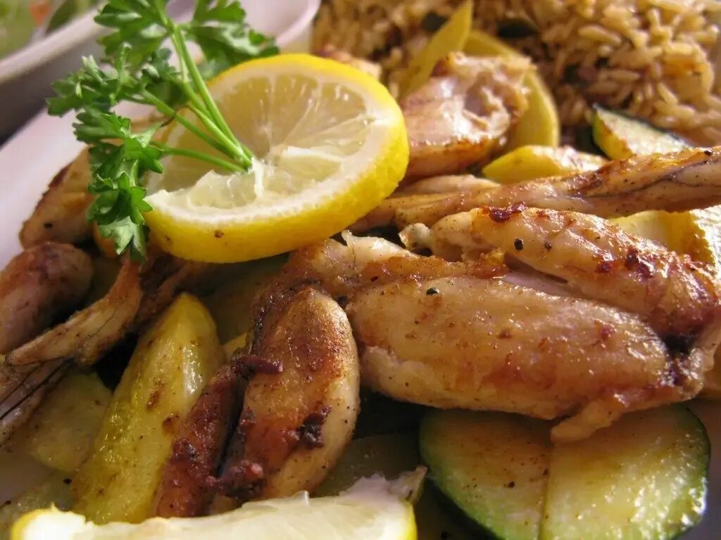 Frog legs. Лягушачьи лапки во Франции. Лягушачьи лапки блюдо Франции. Лягушачьи лапки деликатес. Деликатес французской кухни лягушачьи лапки.