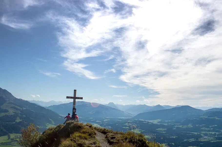 Крест в геленджике. Поклонный крест в геленджике на горе. Крест шерегеш. Крест на холме. Крест на горе слушать.