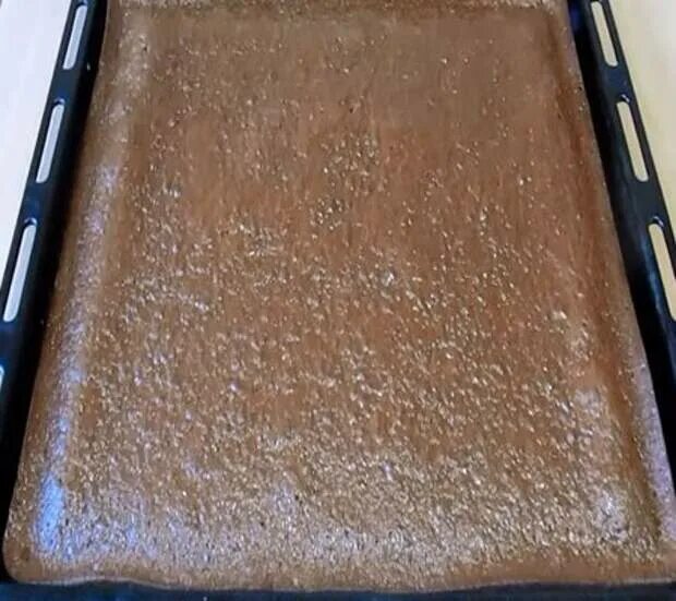 Бисквит на пергаменте. Бисквит на противне. Бисквит для рулета. Бисквит на протвине. Бисквит на противне в духовке.