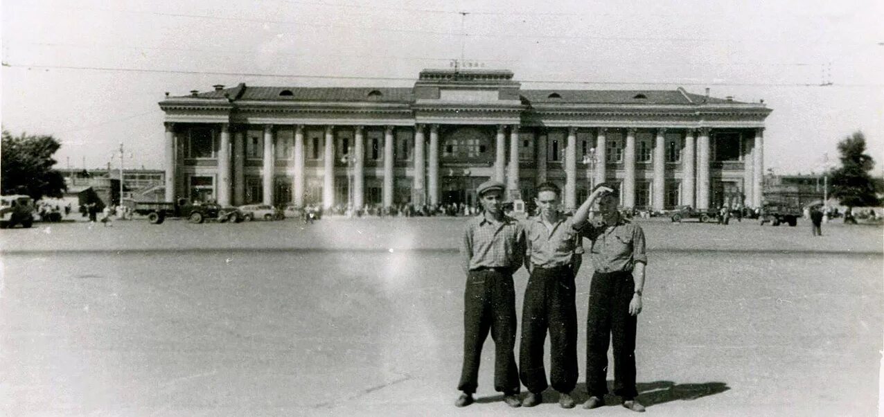 Свердловск 1905 год. Площадь 1905 года в 70-е в свердловске. Когда свердловск стал екатеринбургом. Переименование екатеринбурга в свердловск. Старый новый екатеринбург.