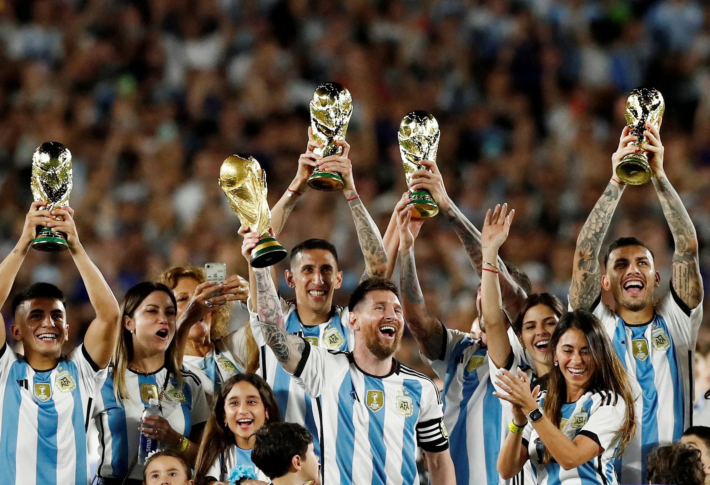 Футбол аргентины 2023. Месси сборная Аргентины 2022. Месси с Кубком.