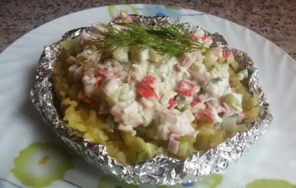Картошка с крабовыми палочками на сковороде. Крошка картошка с крабовыми палочками. картошка с крабовыми палочками в духовке. крошка картошка с крабовым салатом. крошка картошка с селедкой.