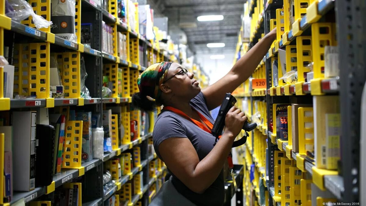 Работники Амазон. Склад Amazon. Работы на складе Amazon. Работы на складе Амазон. Amazon работает