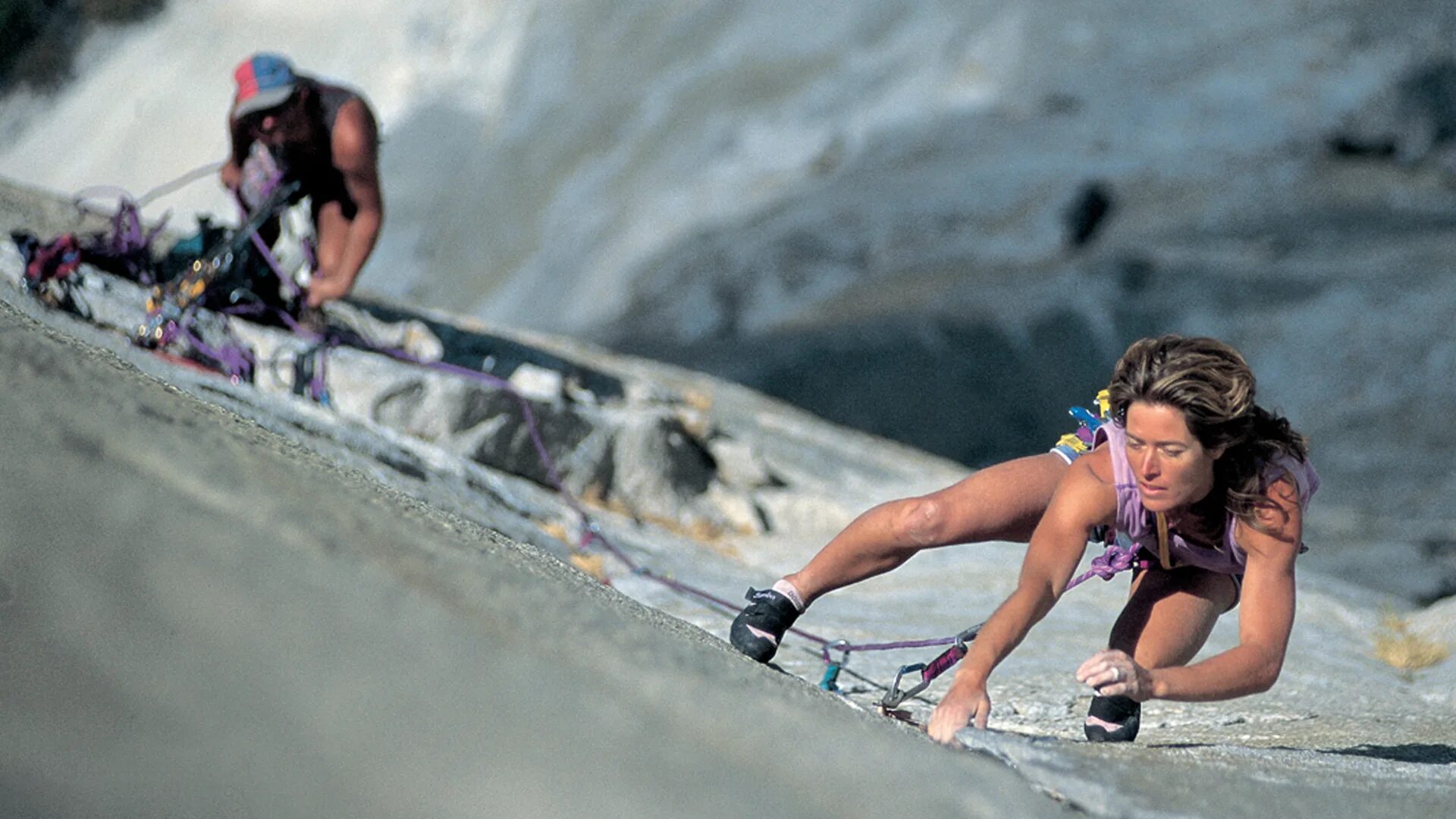 Скалолаз магнус мидтбо. Тони курц альпинист. Экстремальные тела. Человек на канате. Человек на канате.