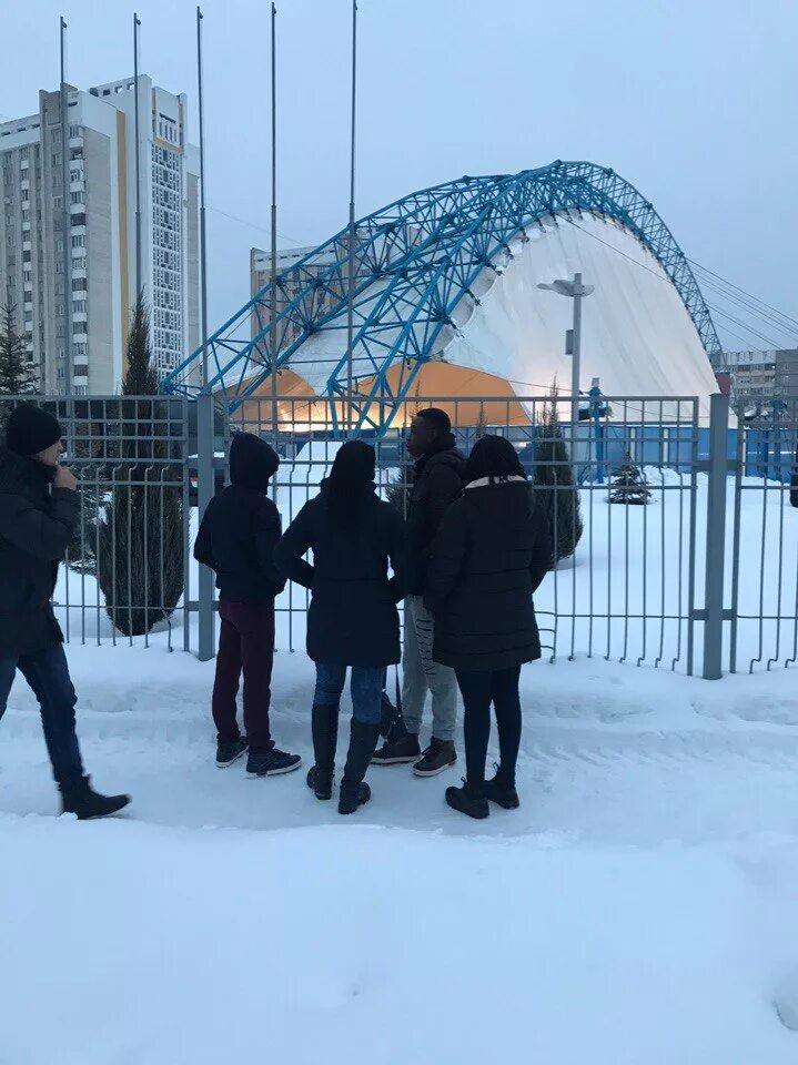 Гомель куда сходить с ребенком. Гомель каток. высотки в гомеле возле ледового. в гомеле есть открытый каток. куда сходить в гомеле.