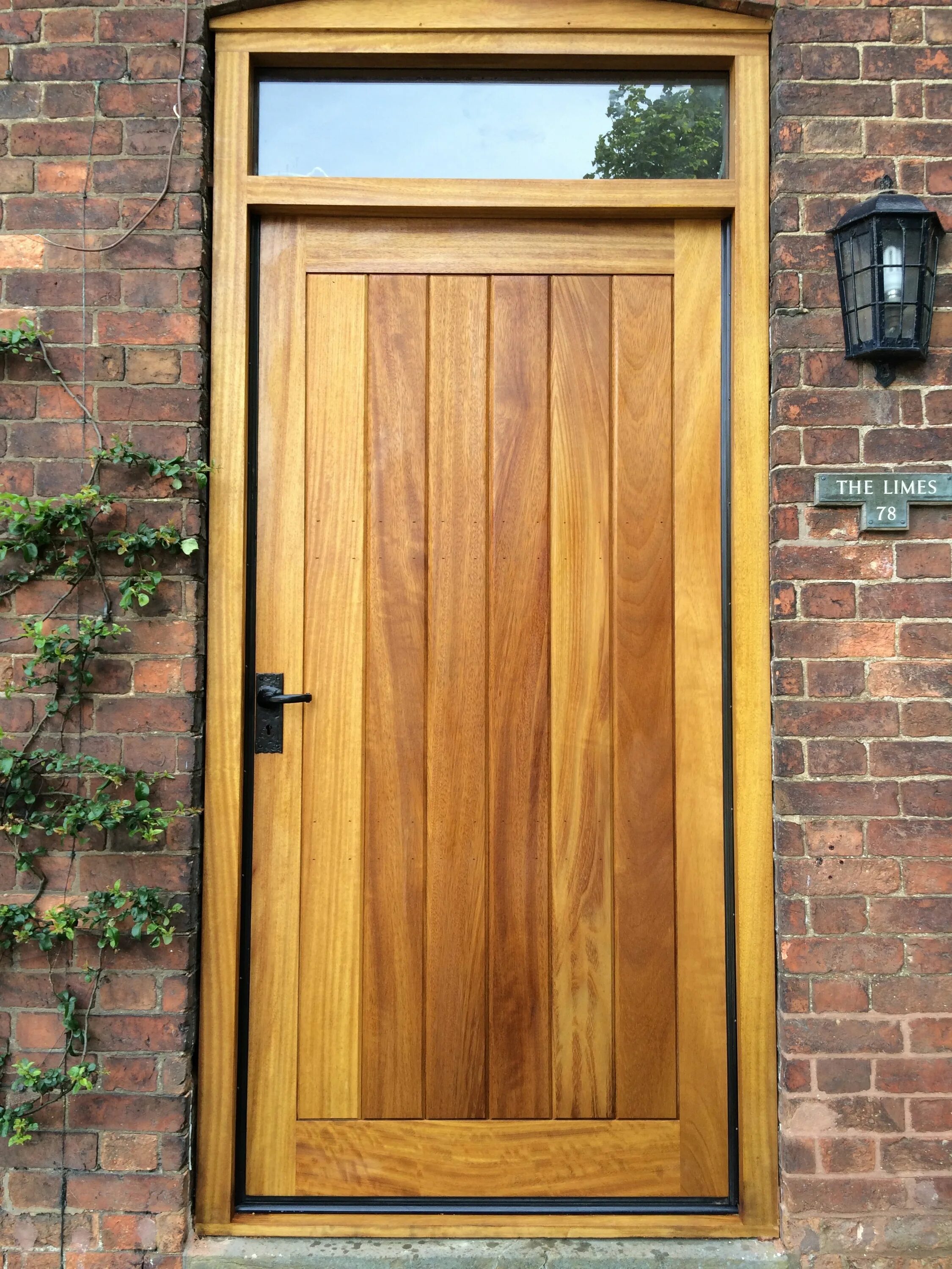 Купить дверь деревянную входную в дом. Двери дерево Iroko Wood Doors. Дверь входная деревянная. Двери наружные деревянные. Деревянная уличная дверь.