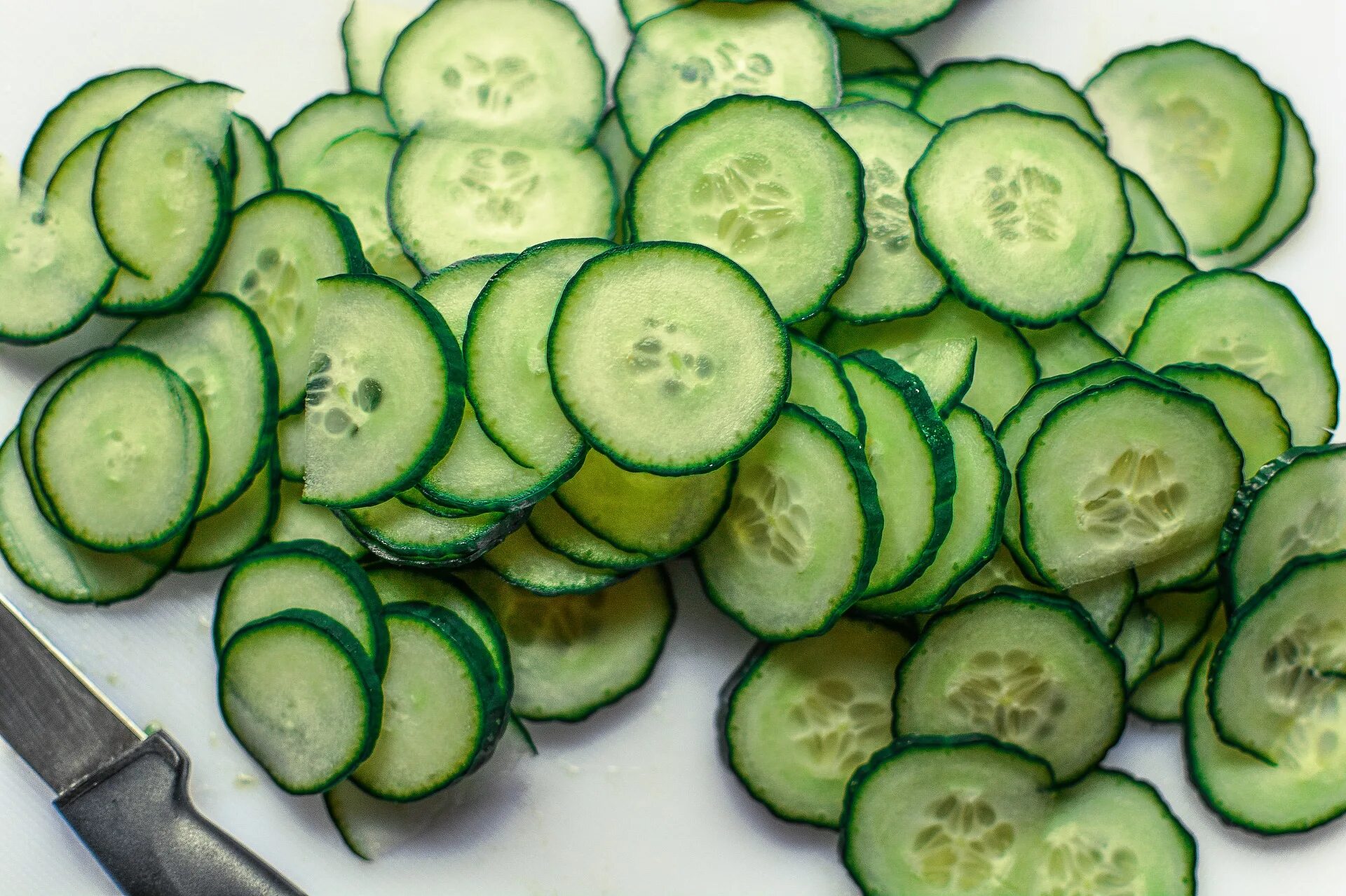 Vegetables and cucumber. Огурцы нарезанные ломтиками. Огурцы нарезанные кружочками. Огурец разрезанный. Огурец порезанный кружочками.