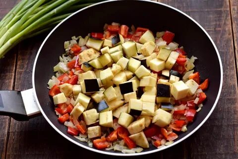 Овощи на сковороде крупными кусками