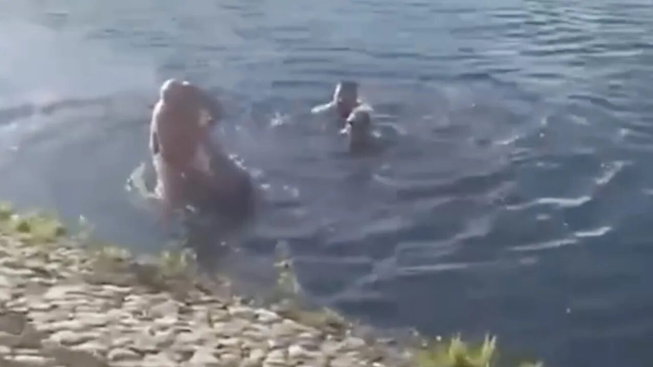 Девушка спасла утопающего