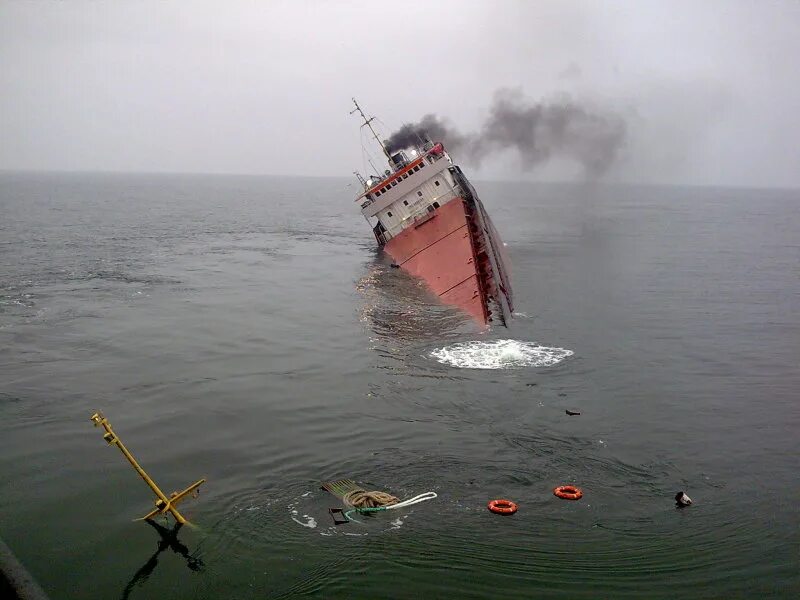 Чп море. Затонувший корабль Волго Балт. Приморско Ахтарск затонувший корабль. Затонувшие корабли в Азовском море.