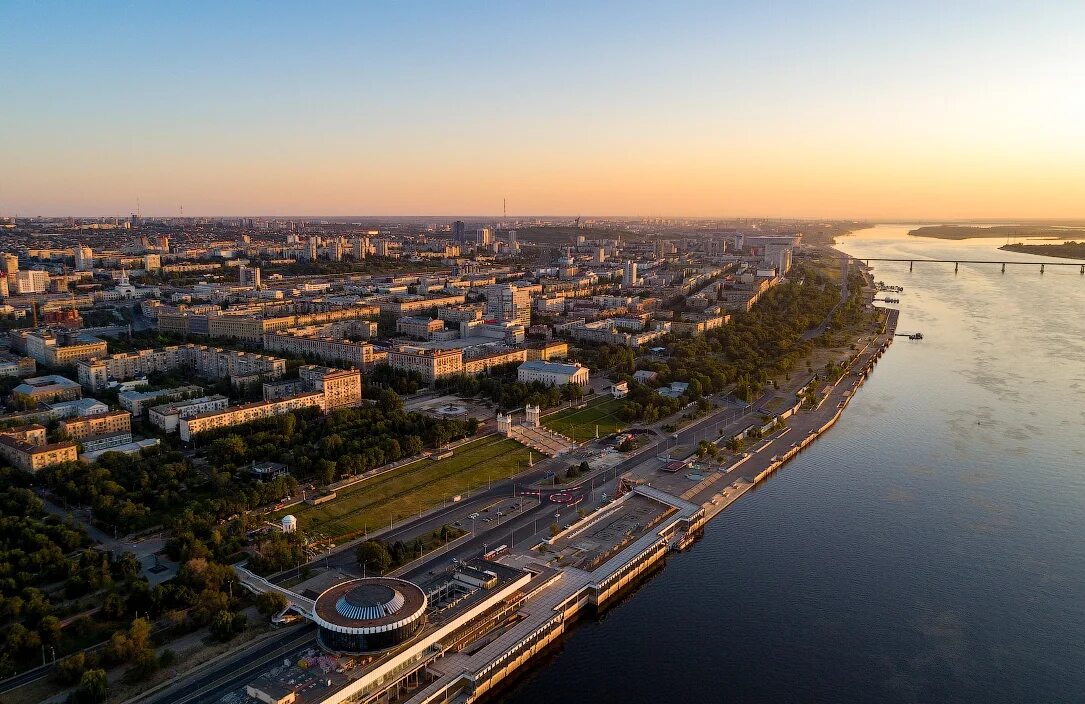 Volgograd town. Ресторан маяк волгоград ночью. Волгоград центр города. Volgograd town. Волгоград центр с высоты птичьего полета.