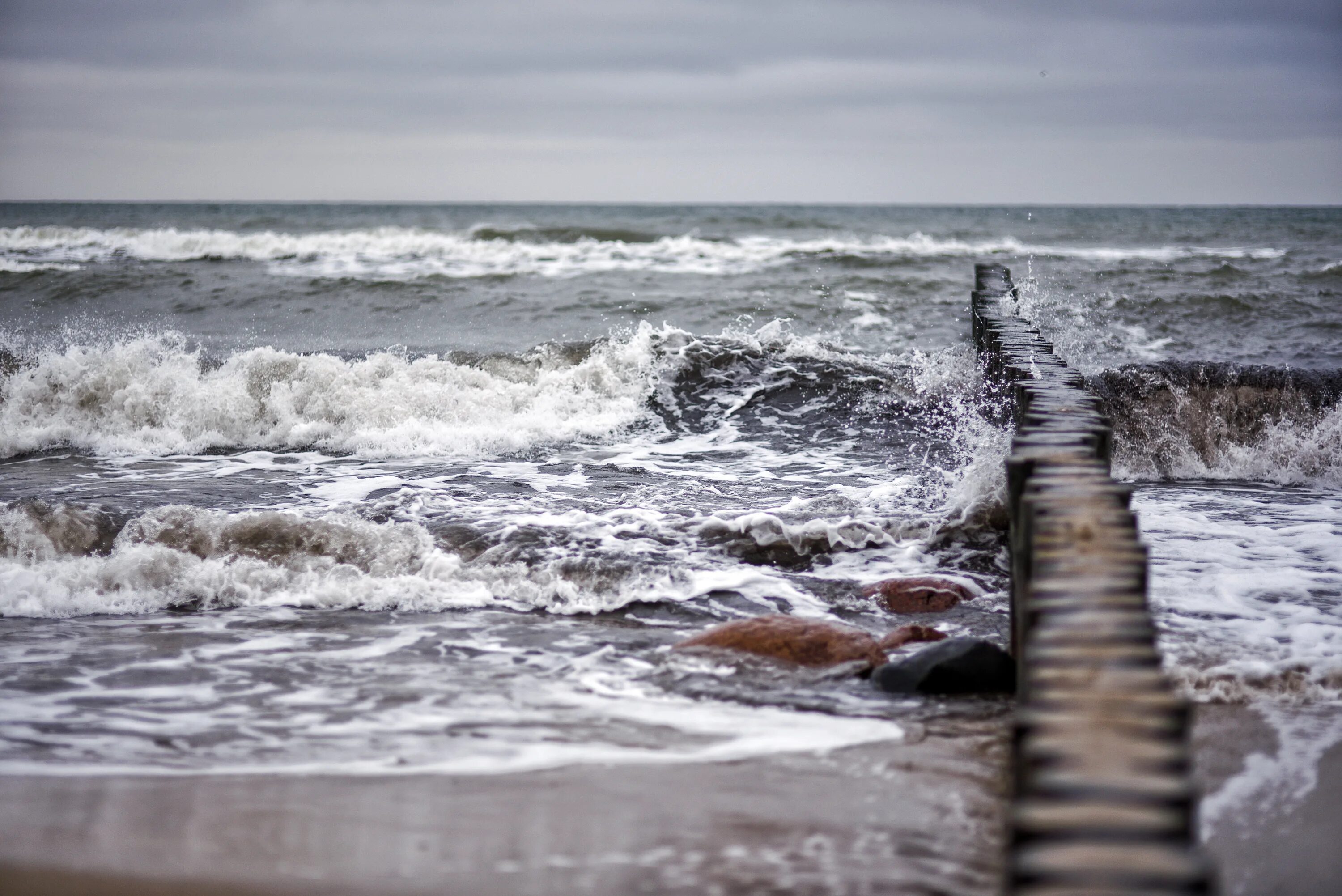 Неспокойное море. Неспокойно синее море. Неспокойное море фото. Природа море неспокойное на аватарку. За синими морями забытый