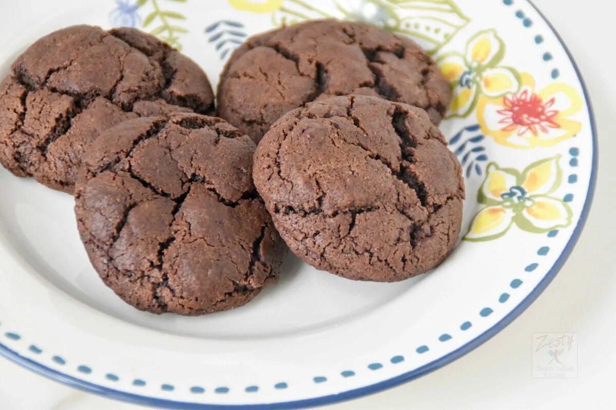 Печенье с шоколадом рецепт в домашних. Шоколадное печенье. Круглое шоколадное печенье. Печенье с шоколадом внизу. Печенье в микроволновке.