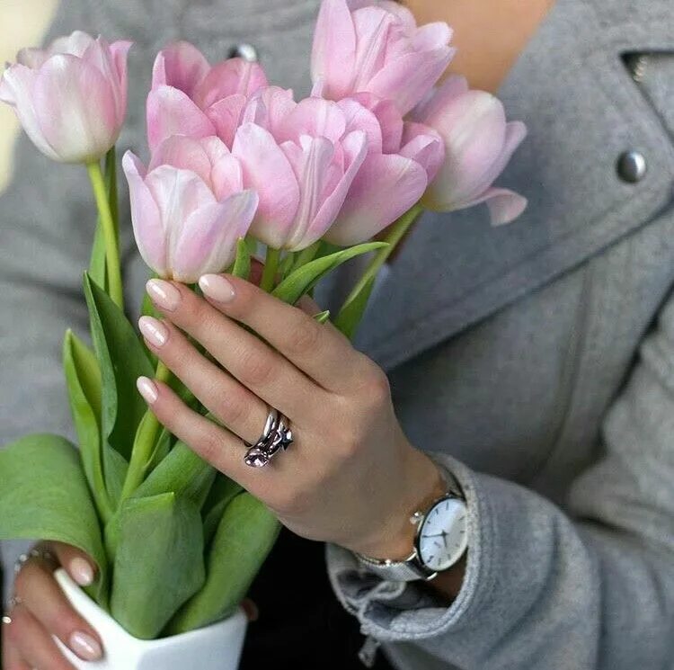 Руки цвета весны. Цветок на руку.. Женская рука с цветком. Букет весенних цветов в руках. Букет тюльпанов в руках.