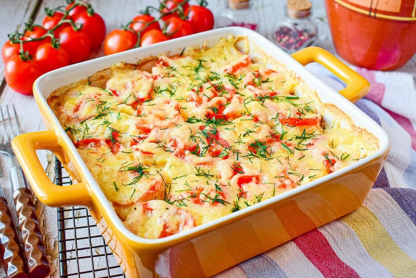 Запеканки духовке фото. Картофельная запеканка с мясными шариками. Картошка в духовке с сыром и помидорами. Запеканка из картошки и сыра. Картофельная запеканка порционная в духовке.