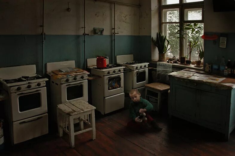 Коммуналка телефон. Кухня в коммуналке. Старая кухня. Кухня в Советской квартире. Советская Коммунальная квартира.