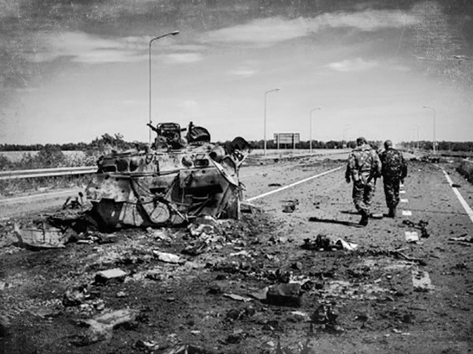Аэропорт луганск 2014. Луганский аэропорт бои 2014. Луганская бои. Луганская бои. Аэропорт лнр.