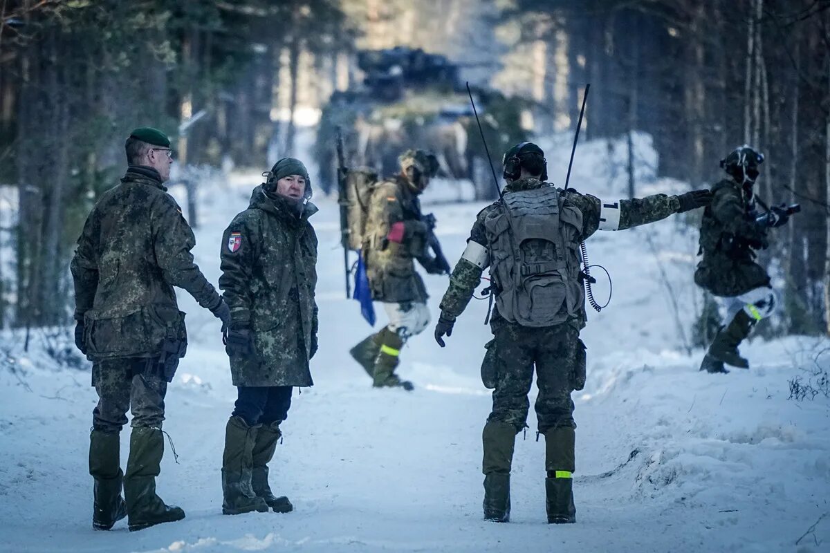 Солдаты России. Солдат Российской армии. Русский солдат. Солдат РФ. 300 тысяч солдат нато в польше