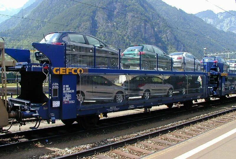 Вагон автомобилевоз GEFCO. Перевозка автомобилей ЖД. Поезд перевозит машины. Перевозка автомобилей ЖД транспортом.