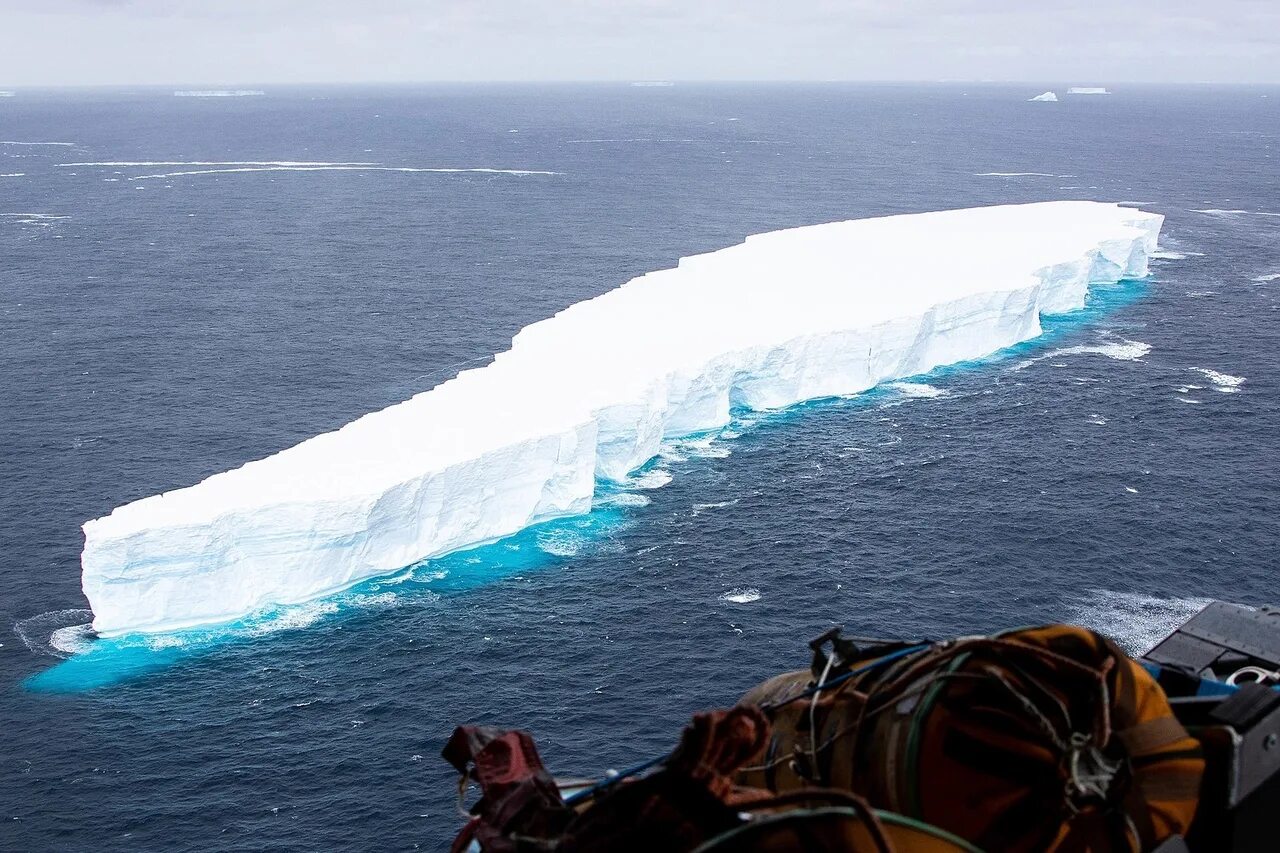 Растает весь океан. Айсберг a-68. А68а — самый большой Айсберг в мире. A68 Iceberg. Самый большой в мире Айсберг b-15.