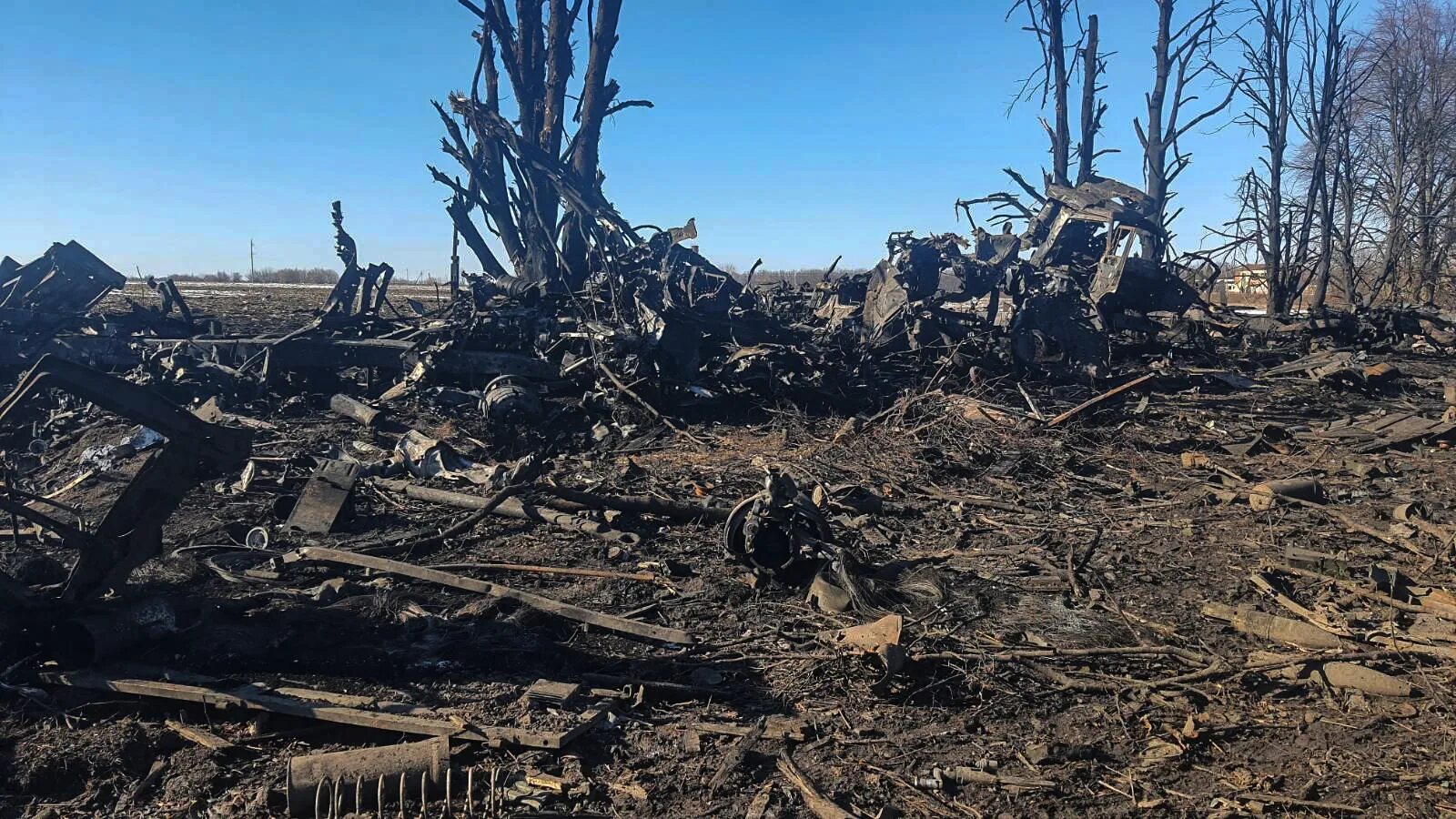 Уничтожили колонну российских войск. Бтр-4е подбитый. Уничтожили колонну российских войск. Разбитая техника всу 2022. Уничтожили колонну российских войск.