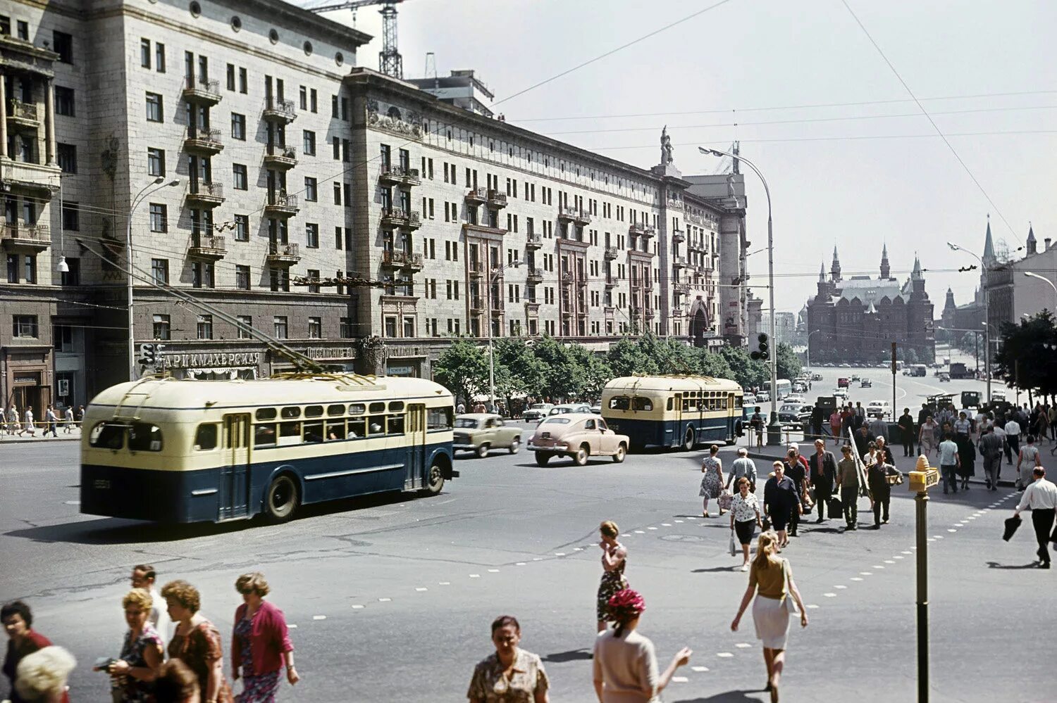 Среди 40000 жителей города 60 80. Улица Горького в Москве 1960 г. Тверская улица 60е. Улица Горького 60-х в Москве. Тверская улица в 1960.