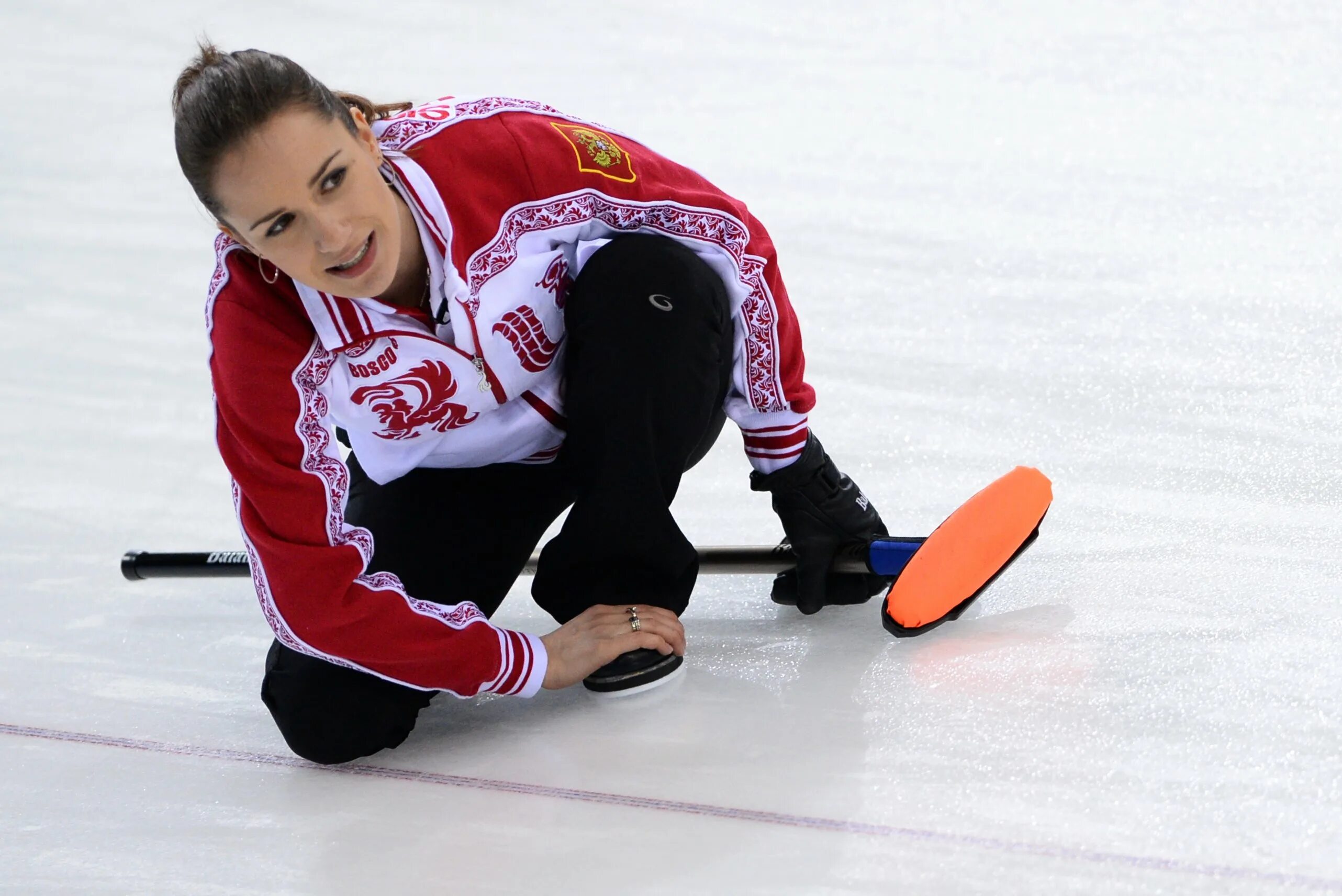 Сборная россии по керлингу женская 2014. Юлия портунова керлинг. Керлинг сборная россии женщины анна сидорова. Нкеирука езех керлинг. Керлинг женщина.