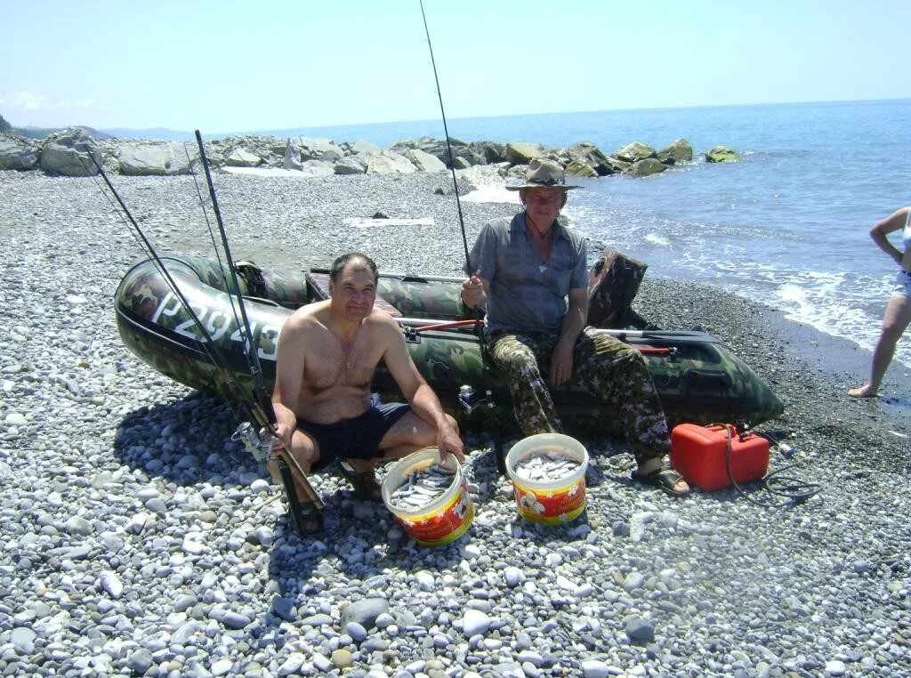 морская рыбалка на яхте. рыбаки в море. рыбалка на азовском море в крыму. рыбалка на море куда поехать. ловля ставриды в черном море с лодки.