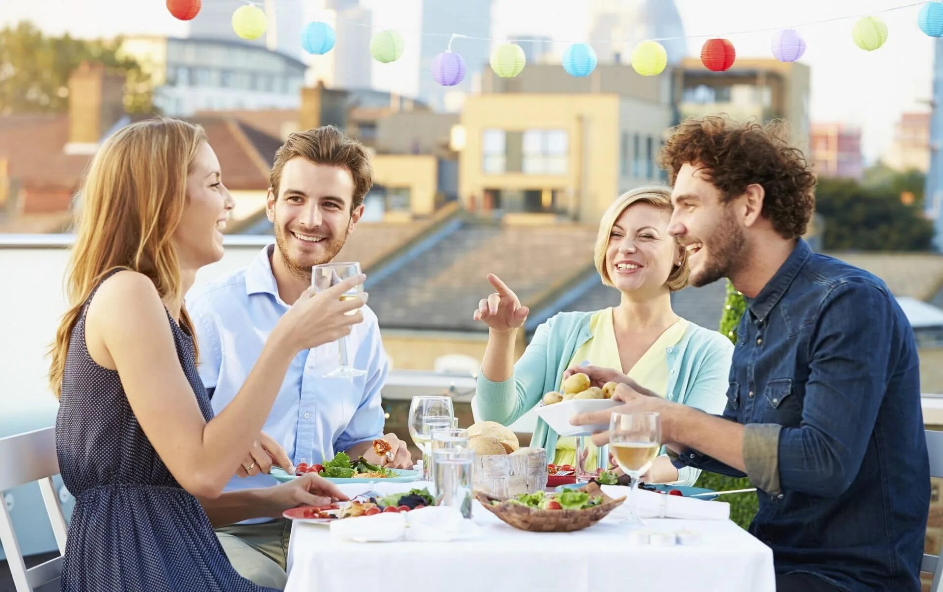 Подруги болтают. Разговор женщин. Две женщины разговаривают. Разговор на улице. Sitting with my friend.