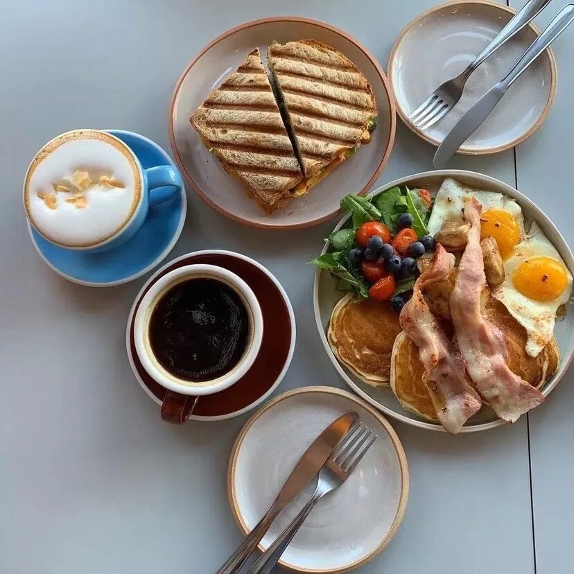 Яичница английский завтрак. Вкусный и красивый завтрак. Завтрак. Вкусный и полезный завтрак. Завтрак на столе.