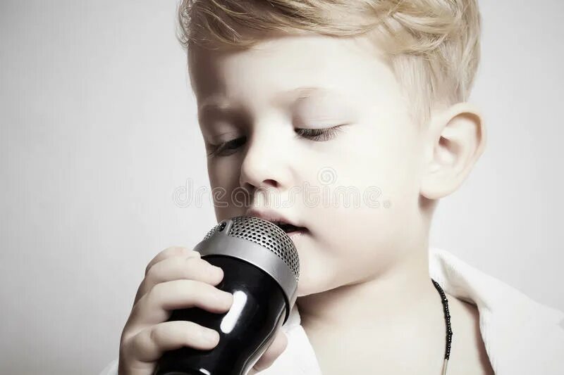 Мальчики пои. Мальчик с микрофоном. Маленький мальчик у микрофона. Дует в микрофон. Мальчик поет милый.