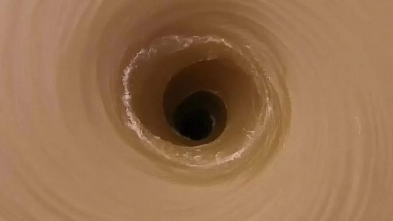 Раскрыла дырочку. Раскрыла дырочку. Ноги в обтягивающих джинсах. Красивые дырки. Дырка в дамбе.