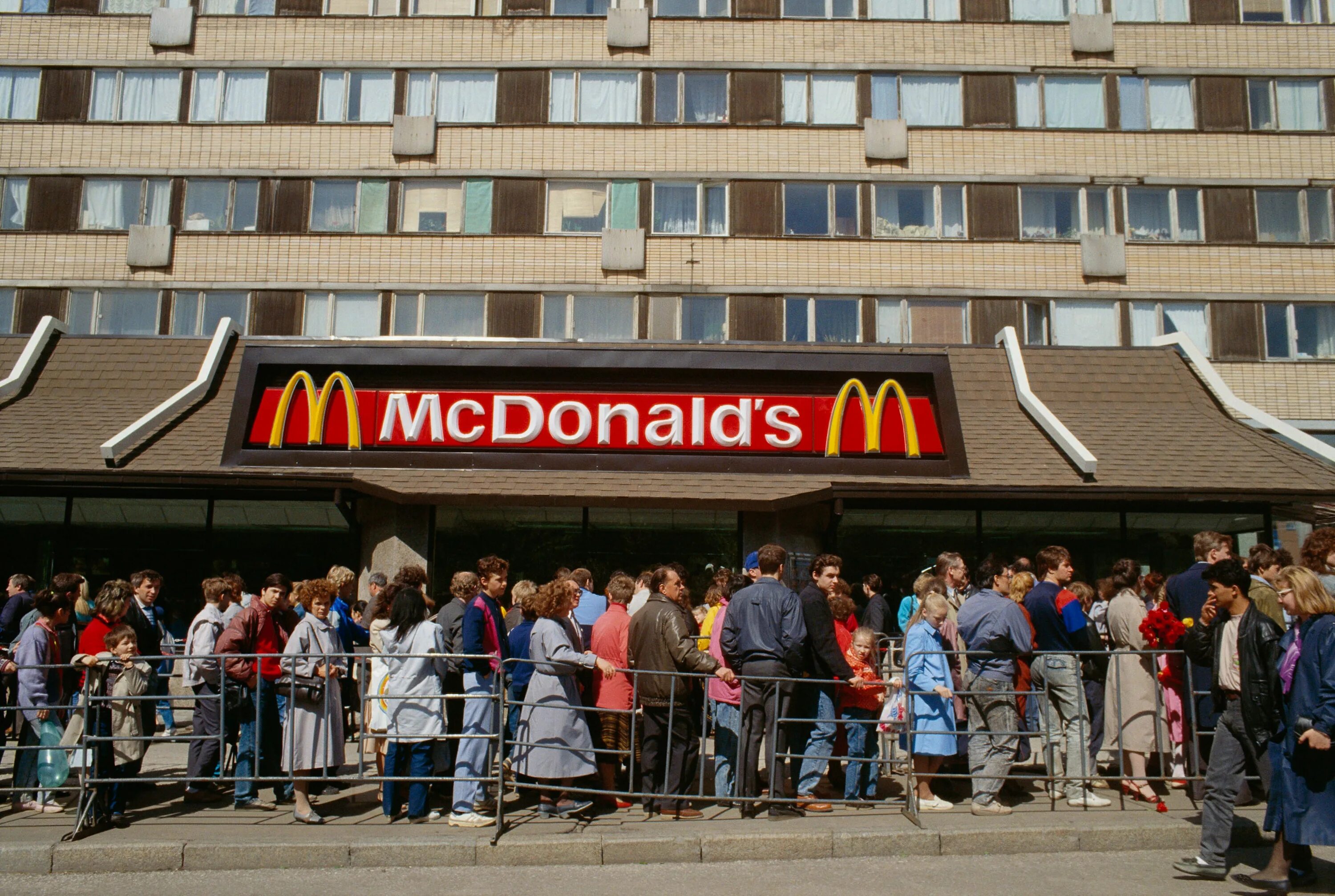 Первый Московский Макдоналдс 1990. Макдональдс 1991 Москва. Очередь в макдональдс 1990 Москва. Открытие Макдональдса в Москве 1990.