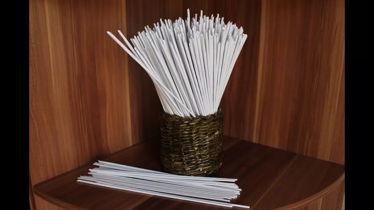 Бумажные трубочки из бумаги. Бумажная лоза. Бумажные трубочки для плетения. Трубочки из офисной бумаги. Корзинки из трубочек из офисной бумаги.