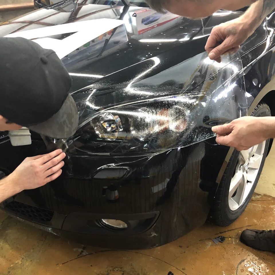 Оклейка полиуретаном мерседес. Бронирование фар пленкой suntek. Полиуретановая пленка для фар автомобиля. Бронированная пленка. Оклейка фар антигравийной пленкой.