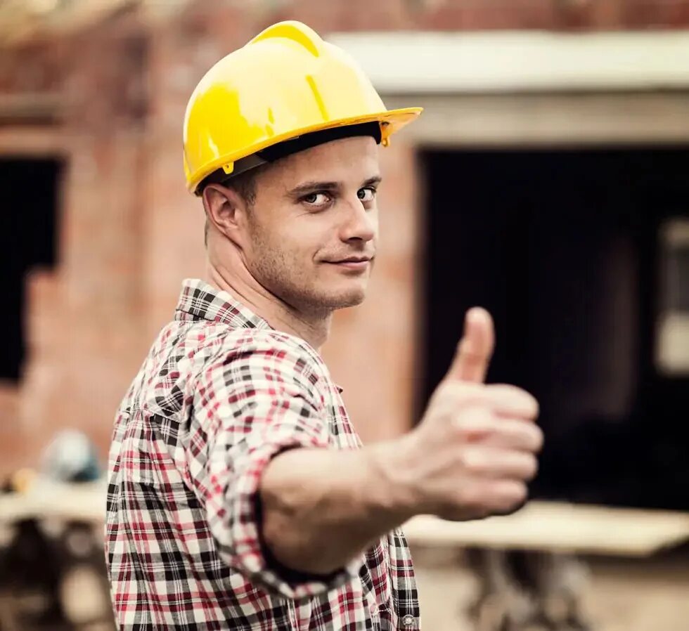 Усталость на заводе. Рабочий человек. Включи рабочего. Работник в каске. Включи рабочего.