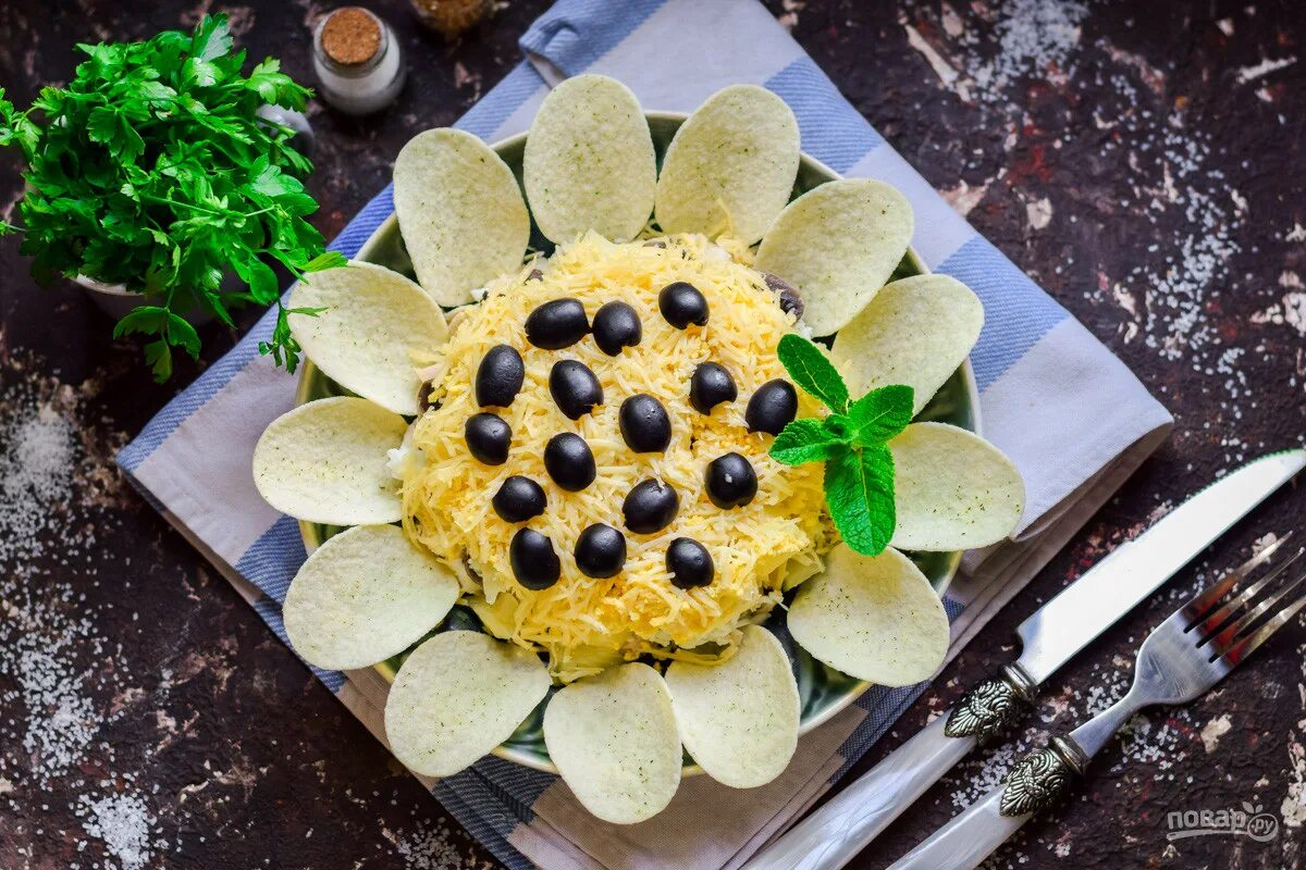 Салат подсолнух с чипсами и курицей грибами. Салат подсолнух. Салат подсолнух с копченой курицей. Салат подсолнух с чипсами. Салат подсолнух с ананасами.