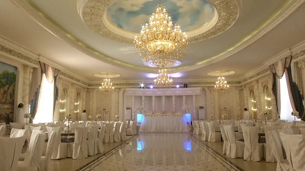 Гранд холл саранск банкетный зал саранск. Украшение банкетного стола. Банкетный зал силуэт на луначарского 60. Для банкетного зала предполагается закупить квадратные. Банкетный зал праздник на гагарина 14.