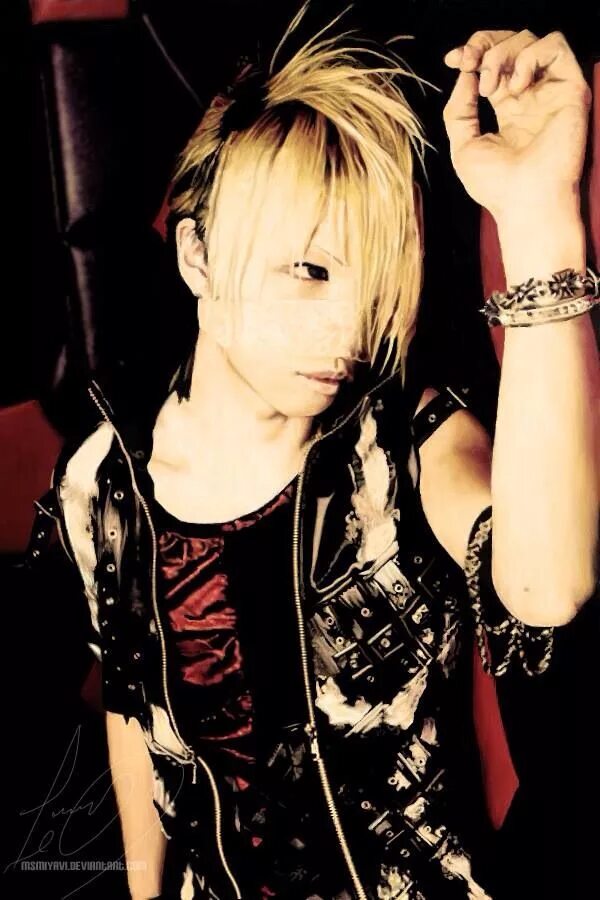 Басист рейта. Акира судзуки the gazette. reita the gazette. рейта the gazette 2025. сузуки акира рейта.